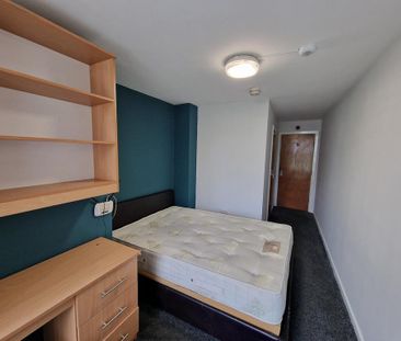 1 bedroom in a flat share to rent - Photo 2