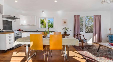 Sunny refurbished family home in top location - Photo 3