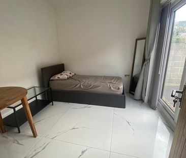 Room in a Shared House, North Drive, TW3 - Photo 3