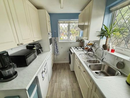 2 bedroom semi-detached bungalow to rent - Photo 4