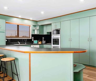 FOUR PLUS BEDROOMS - RIVERSIDE DRIVE - WHAKATANE - Photo 3