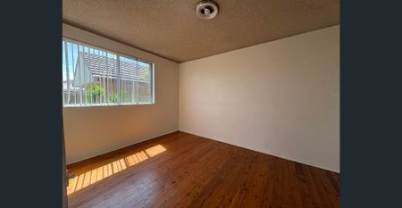 Two Bedroom Unit In Central Location - Photo 5