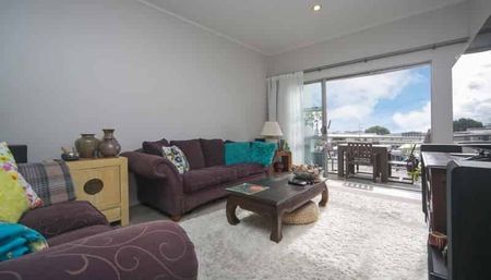 Entire 2 Bedroom Apartment – Central Onehunga - Photo 3