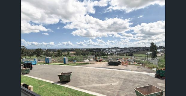 Brand New Five Bedrooms Three-Level Luxury Townhouse - Spacious, Stylish & Ready to Move in! - Photo 1