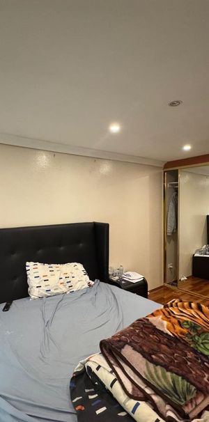 LARGE AND SPACIOUS 4 BEDROOM, 2 STORY HOUSE - Photo 1