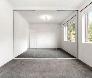 Bright & Airy Apartment in convenient location - Photo 4