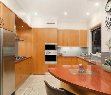 Grand family residence combines luxury with boundless space and pri... - Photo 1