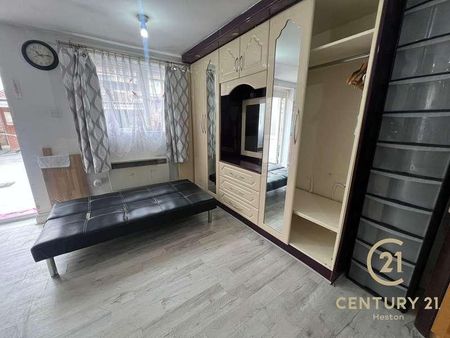 Annex, Sutton Square, TW5 - Photo 2