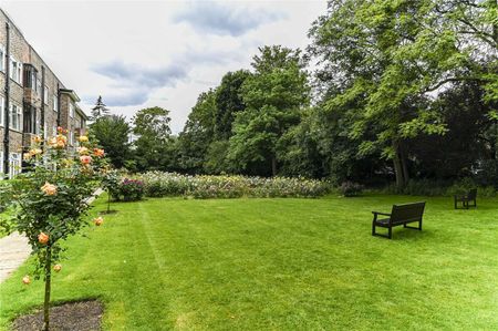 Lateral five bedroom apartment set within a prestigious block in St Johns Wood with porter and parking - Photo 4