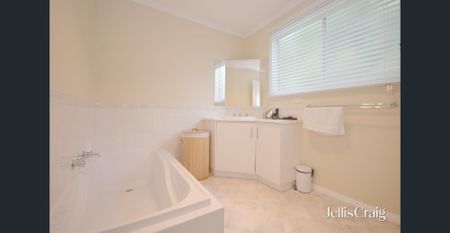 Low maintenance townhouse, in peaceful location - Photo 5