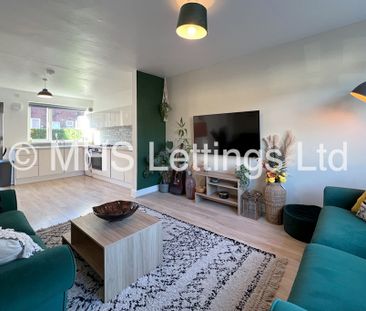 2 Bedroom Mid Terraced House for rent in Park View Avenue - Photo 4