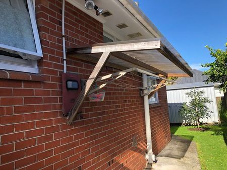 Epsom 2BR Unit w/ Parking - Photo 2