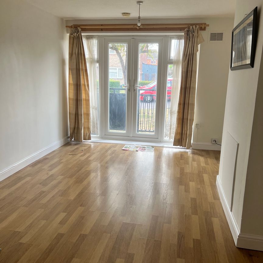 WEST BLETCHLEY - 3 BEDROOM (2bed + nursery/study) - Photo 1