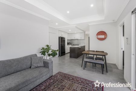 Spacious 3 Bedroom, 2 Bathroom Front Villa | Initial 6-Month Lease - Photo 2
