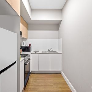 Fully Furnished Studio - Photo 2