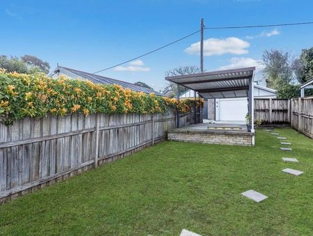 Charming One-Bedroom Semi in Prime Crows Nest Location - Photo 2