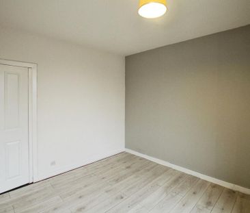 3 bedroom flat to rent - Photo 3