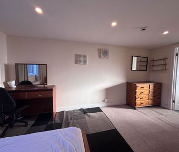 Portlands, Fairfields Avenue Bramley - Photo 3