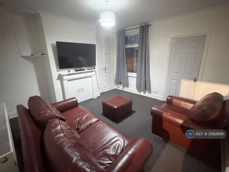 3 bedroom end of terrace house to rent - Photo 2