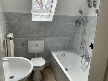 Einziehen und Wohlfühlen: gut aufgeteilte 2 Zimmer-Wohnung im Dachgeschoss in Hagen Eilperfeld! - Photo 3