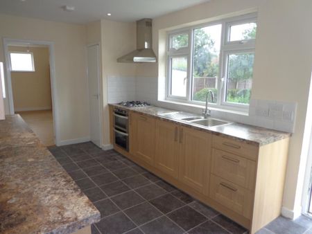 4 bedroom detached house to rent - Photo 4