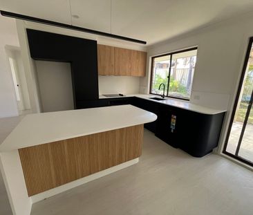 Designer Living in Prime Arundel – Just 1 km to GCUH - Photo 3