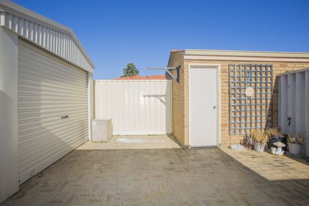 Easy Living – No Carpets! - Photo 2