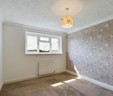 3 bedroom end of terrace house to rent - Photo 4