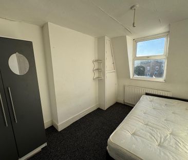 3 bedroom flat to rent - Photo 5