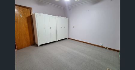 Large Family Home Gardening periodic maintenance service included within the rental price. - Photo 2