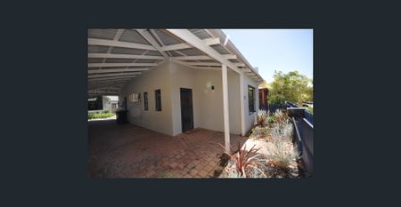 Pretty as a Picture in Albert Park Mews Village! - Photo 2