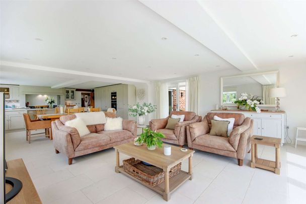 A magnificent family home with stunning gardens and it's own lake. - Photo 1