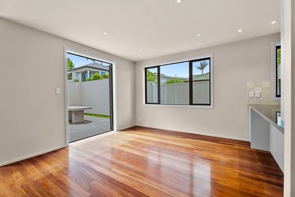 Large and Light Filled - Easy 10 minute walk to the Beach! - Photo 1