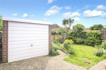 Dering Crescent, Leigh-on-sea, Essex, SS9 - Photo 4