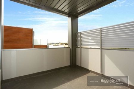 Modern Two-Bedroom Apartment Moments from Bridge Road - Photo 5