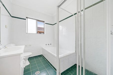 Large, well presented two bedroom unit. - Photo 5