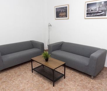 Modern room in Madrid, Paseo de los Pontones Street - Photo 4