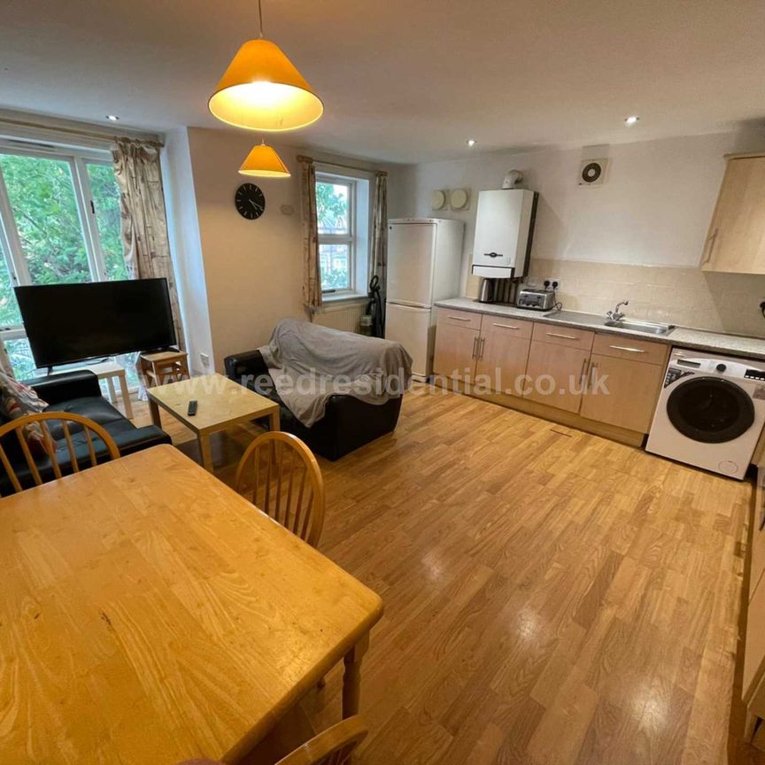 Castle Boulevard, Lenton, England - Photo 1