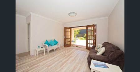 Low maintenance, furnished beauty for 6 months! - Photo 2