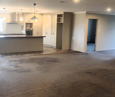 Spacious & Stylish – 4 Bedroom Home with Stunning Sea Views! - Photo 1