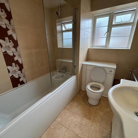 1 bedroom in a flat share to rent - Photo 3