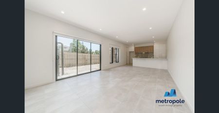 OVERSIZED TOWNHOUSE - Photo 5