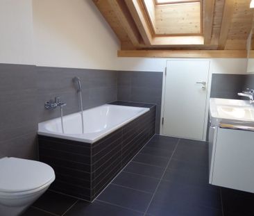 moderne 4 1/2-Zimmer-Dachwohnung mit Holzofen und Balkon - Foto 5