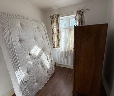 Single bedroom to rent close to Seven Kings station- £550 pcm - Photo 3