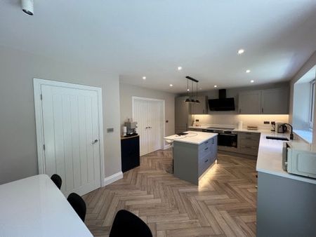 Horley 4 bedroom house to rent - Photo 3