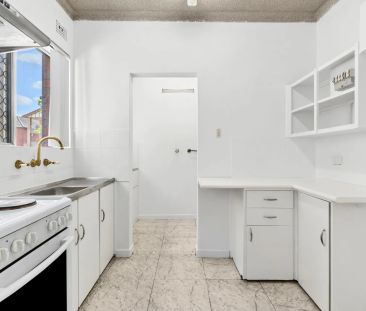 Double Brick Ground Floor Apartment: Lovely Natural Light, Quality ... - Photo 1