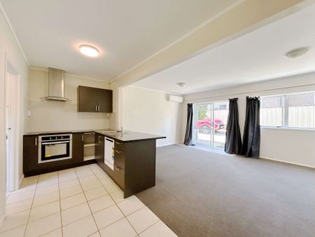 Spacious one bedroom unit plus carpark - Photo 3