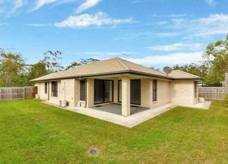 “Beautiful Family Home, Available Late November” - Photo 5