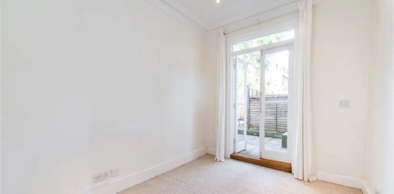 2 bedroom flat in London - Photo 2