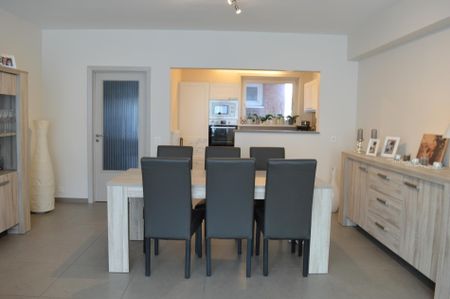 Ruim 2 slaapkamer appartement met terras - Photo 3